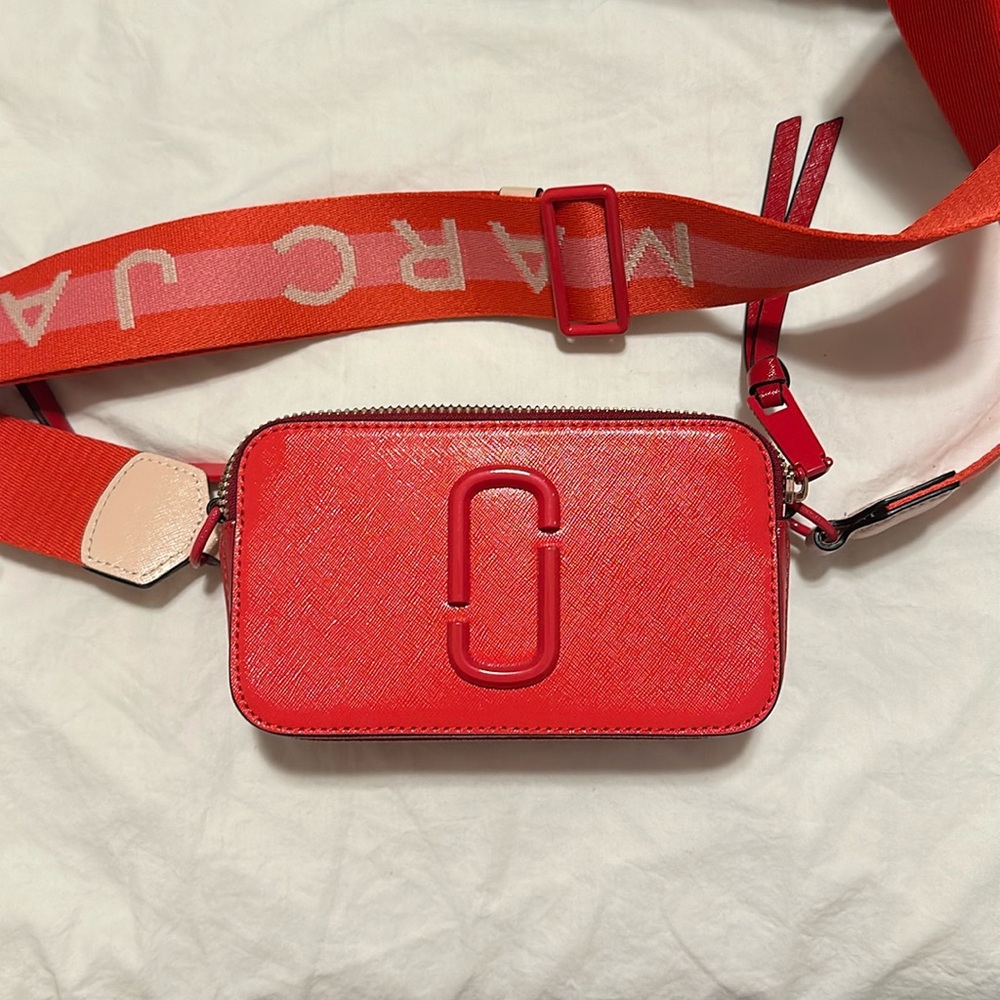 Marc Jacobs
The Snapshot camera bag red multi